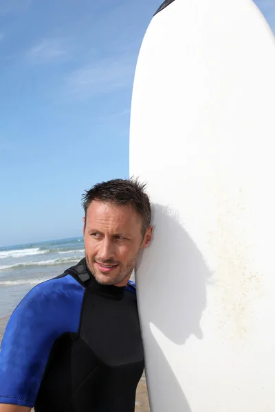 Surfista na praia — Fotografia de Stock
