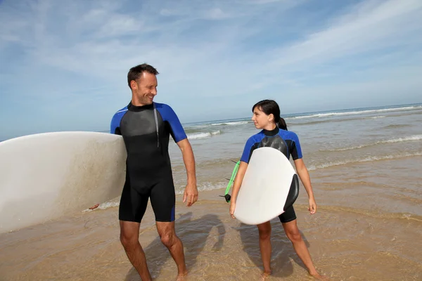 Far och dotter att surfa — Stockfoto