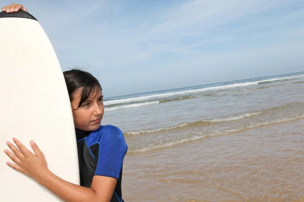 Jong meisje met surfboard — Stockfoto