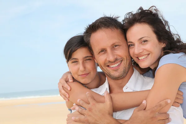 Šťastná rodina na pláži — Stock fotografie