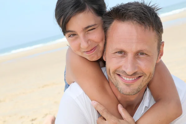 Padre e hija en la playa — Foto de Stock