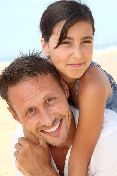 Ojciec i córka na plaży. — Zdjęcie stockowe
