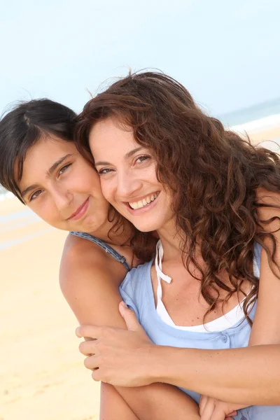 Mother and daughter at the beach — Stock Photo, Image