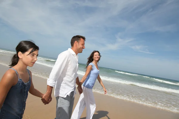 Familie wandelen aan het strand — Stockfoto