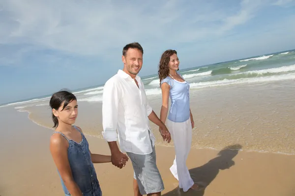 家族のビーチを歩いて — ストック写真