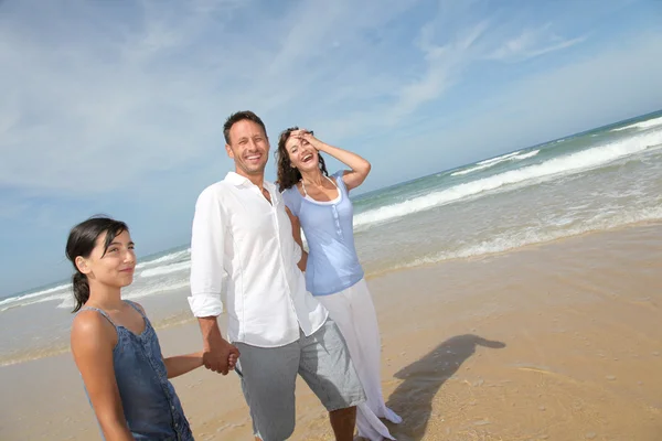 Rodinné procházky na pláži — Stock fotografie