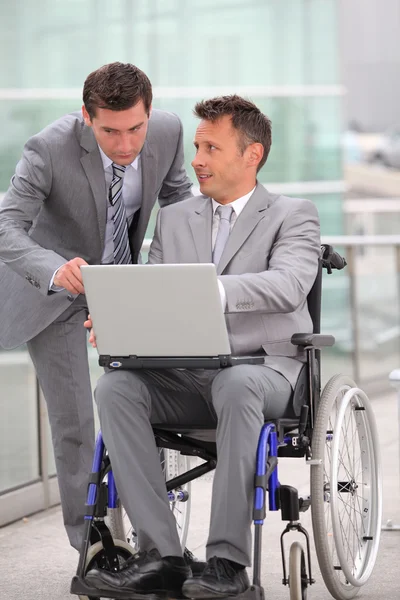 Mężczyzna na wózku inwalidzkim — Zdjęcie stockowe