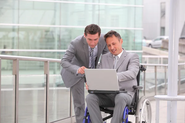 Mężczyzna na wózku inwalidzkim — Zdjęcie stockowe