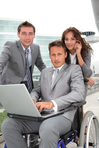 Homem em cadeira de rodas em viagens de negócios — Fotografia de Stock