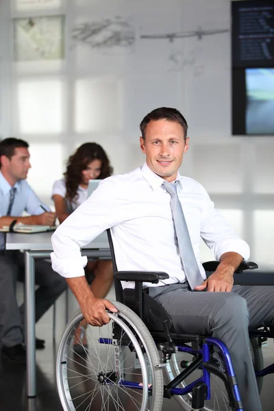 Tekerlekli sandalyedeki iş adamı — Stok fotoğraf