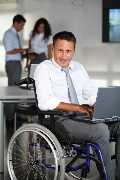 Biznesmen na wózku inwalidzkim — Zdjęcie stockowe