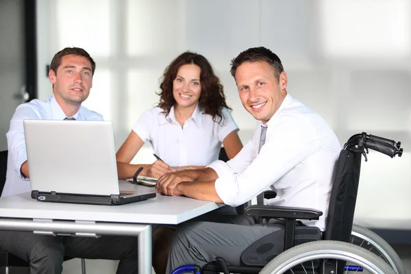 Biznesmen na wózku inwalidzkim — Zdjęcie stockowe