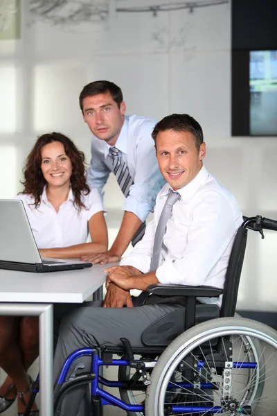 Бизнесмен в инвалидной коляске — стоковое фото