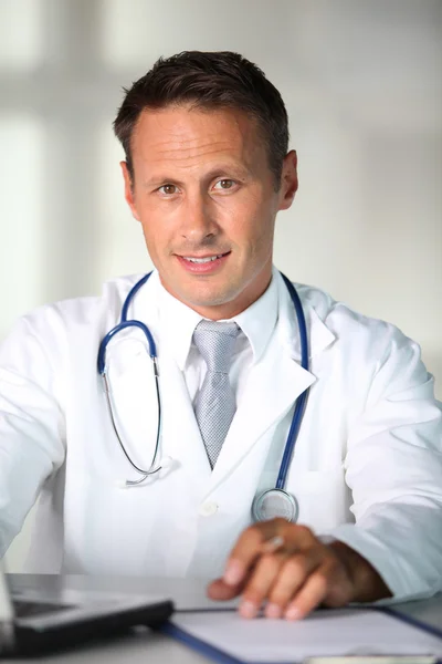 Ofiste çalışan doktor — Stok fotoğraf