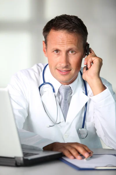 Doctor working in the office — Stock Photo, Image