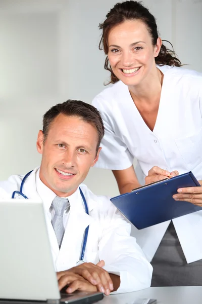 Médico y enfermero — Foto de Stock