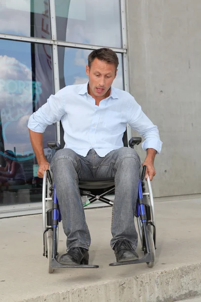 坐轮椅的男人 — 图库照片