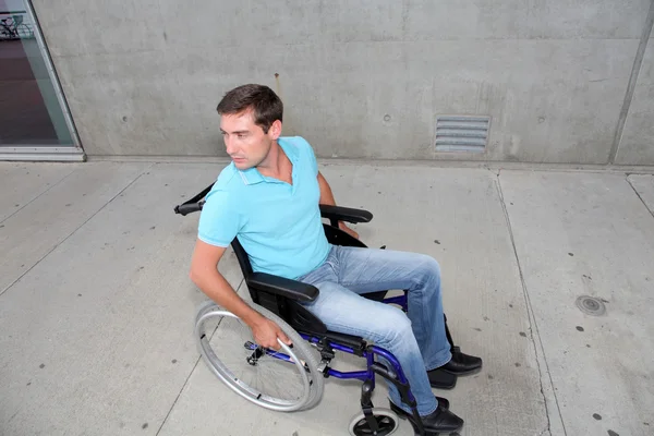 Hombre joven en silla de ruedas — Foto de Stock