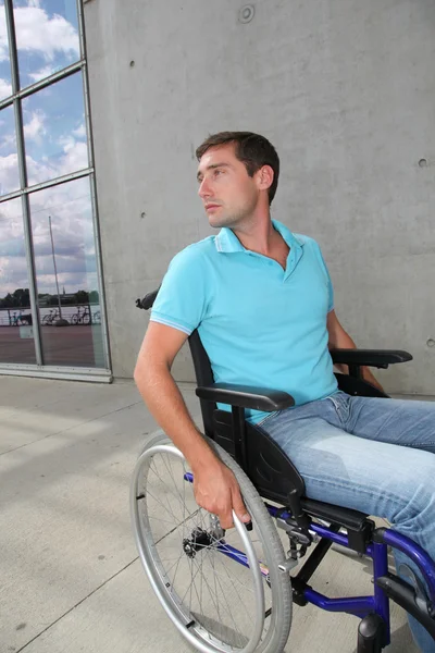 Mladý muž pomocí invalidního vozíku — Stock fotografie