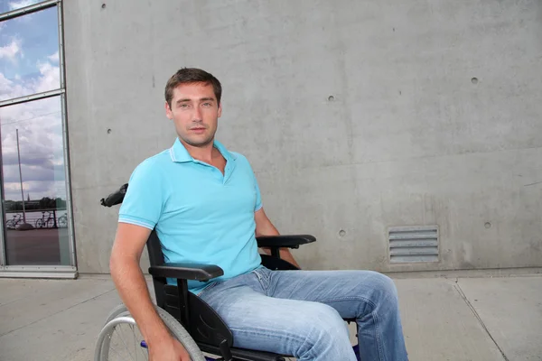 Молодой человек в инвалидном кресле — стоковое фото