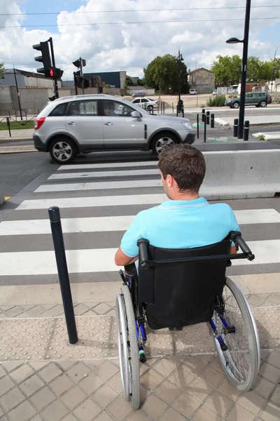 Νεαρός άνδρας, χρήση αναπηρικής πολυθρόνας — Φωτογραφία Αρχείου