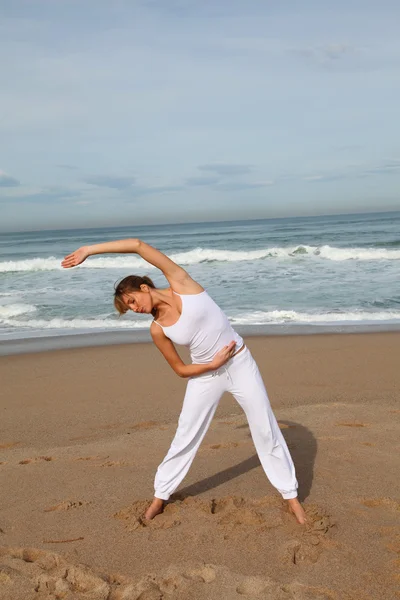 Bella donna bionda che fa esercizi di stretching — Foto Stock