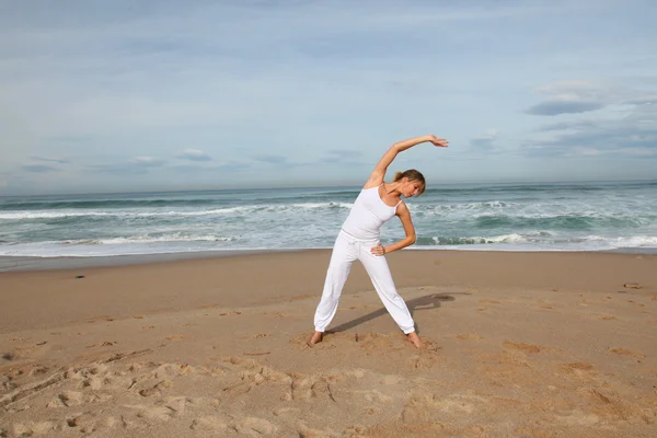 Frumos blonda femeie face stretching exerciții — Fotografie, imagine de stoc