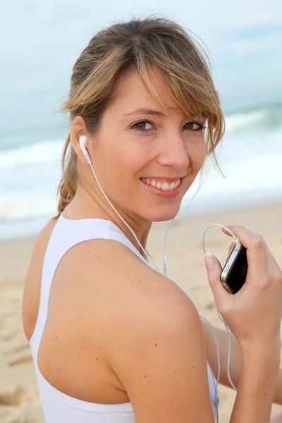 Krásná žena na pláži — Stock fotografie