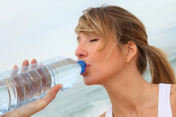 Красива жінка п'є воду — стокове фото