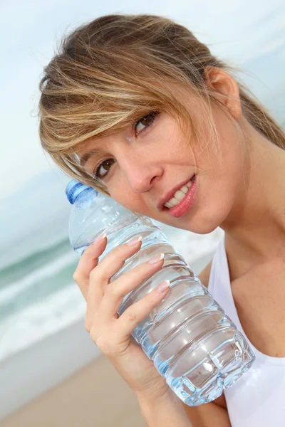 Bella donna che beve acqua — Foto Stock