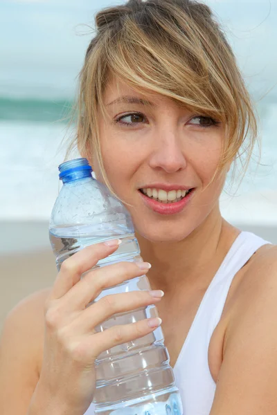 Krásná žena pitné vody — Stock fotografie