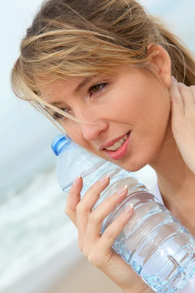 美丽的女人喝水 — 图库照片