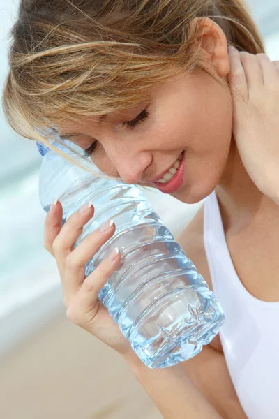 Mulher bonita água potável — Fotografia de Stock