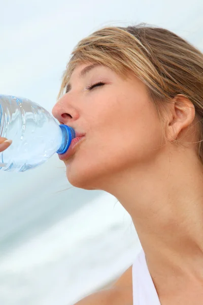 Schöne Frau trinkt Wasser — Stockfoto