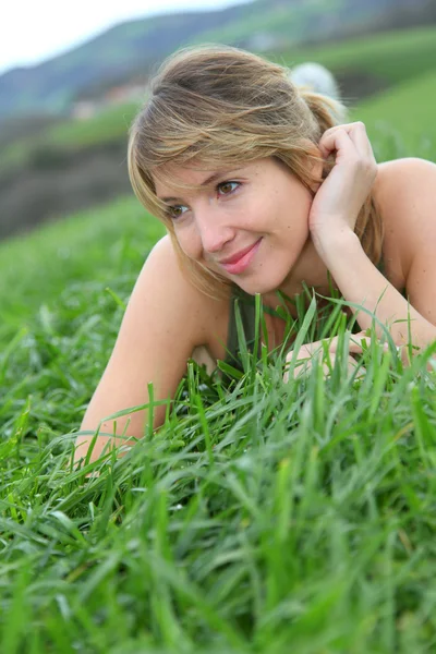 Beautiful woman in natural field — Stock Photo, Image