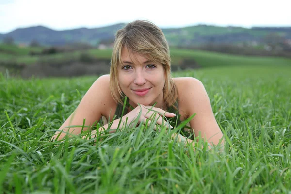 Mooie vrouw in natuurlijke veld — Stockfoto