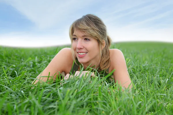 Piękna kobieta w naturalne pole — Zdjęcie stockowe