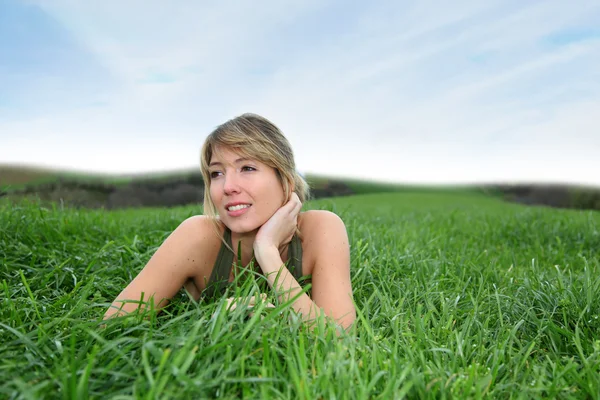 Schöne Frau auf natürlichem Feld — Stockfoto