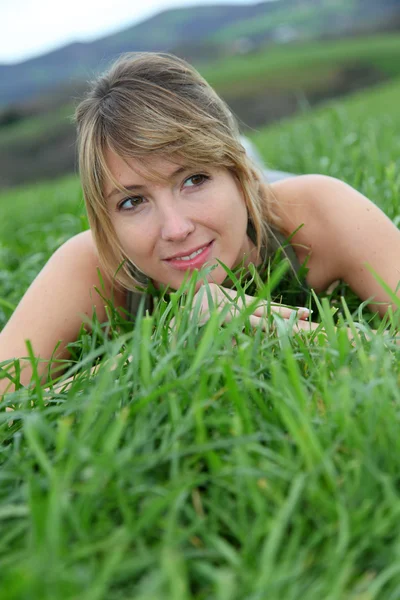 Piękna kobieta w naturalne pole — Zdjęcie stockowe
