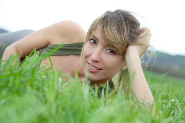 Mooie vrouw in natuurlijke veld — Stockfoto