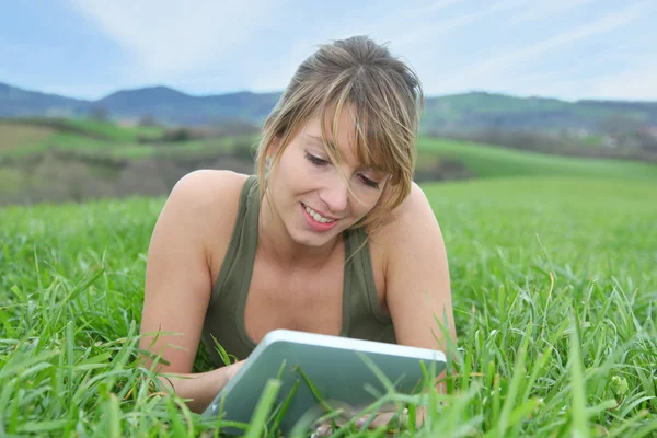 Beautiful woman in natural field — Stock Photo, Image