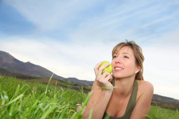 吃青苹果的女人 — 图库照片