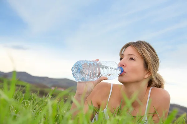 Mujer agua potable —  Fotos de Stock