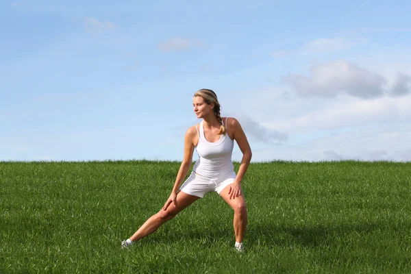 Fitnesz gyakorlatokat végző nő — Stock Fotó