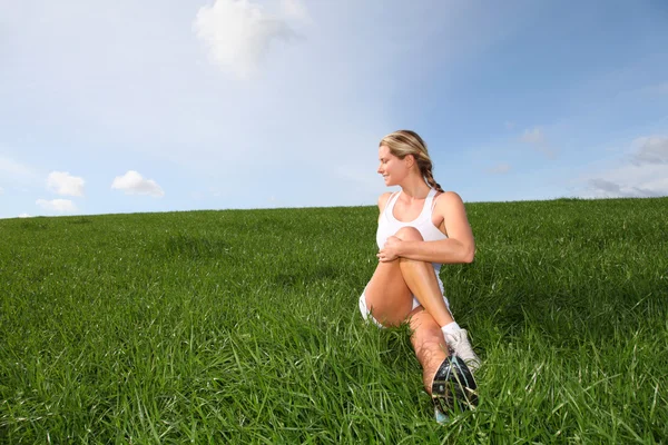 Vrouw doet fitness oefeningen — Stockfoto