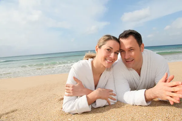 Couple relaxing at the beach Royalty Free Stock Photos