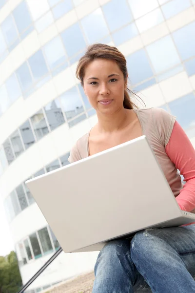 Estudiante universitario con el ordenador portátil — Stockfoto