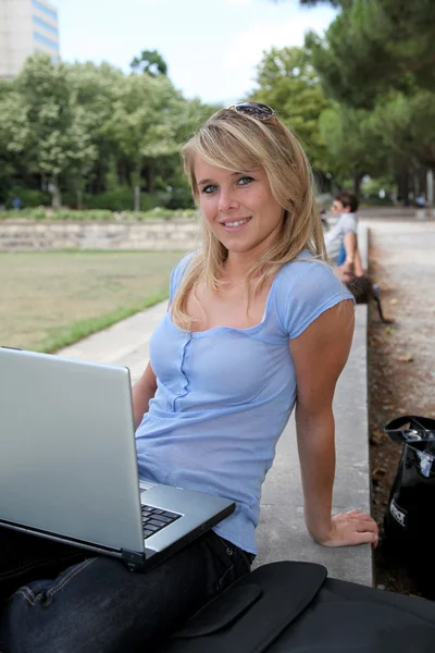 Student z komputera przenośnego w college park Zdjęcie Stockowe