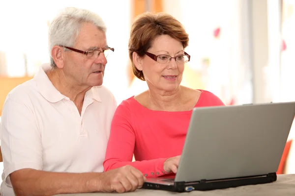 Äldre par gör online shopping — Stockfoto