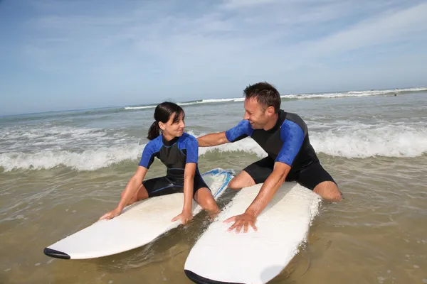 Otec a dcera surfování — ストック写真